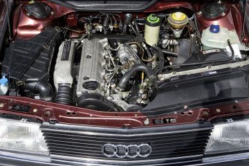 Vista del motor de 5 cilindros turbo, una pieza icónica de la ingeniería automotriz.