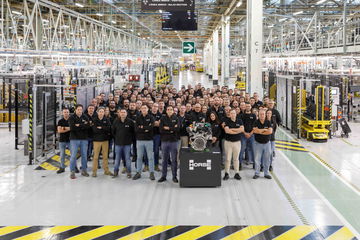 Ingenieros y técnicos junto al innovador motor de 300 CV