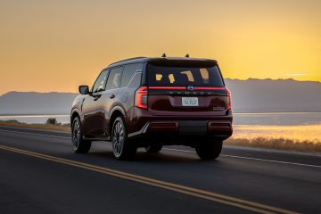 La Nissan Armada 2025 presume de líneas robustas y trasera imponente ante un ocaso.