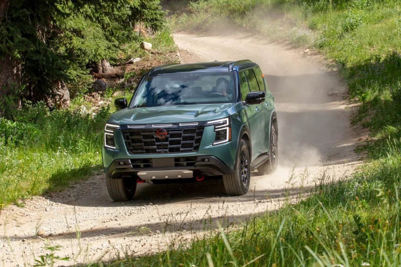 Nissan Armada 2025 en acción, mostrando su capacidad todo terreno.