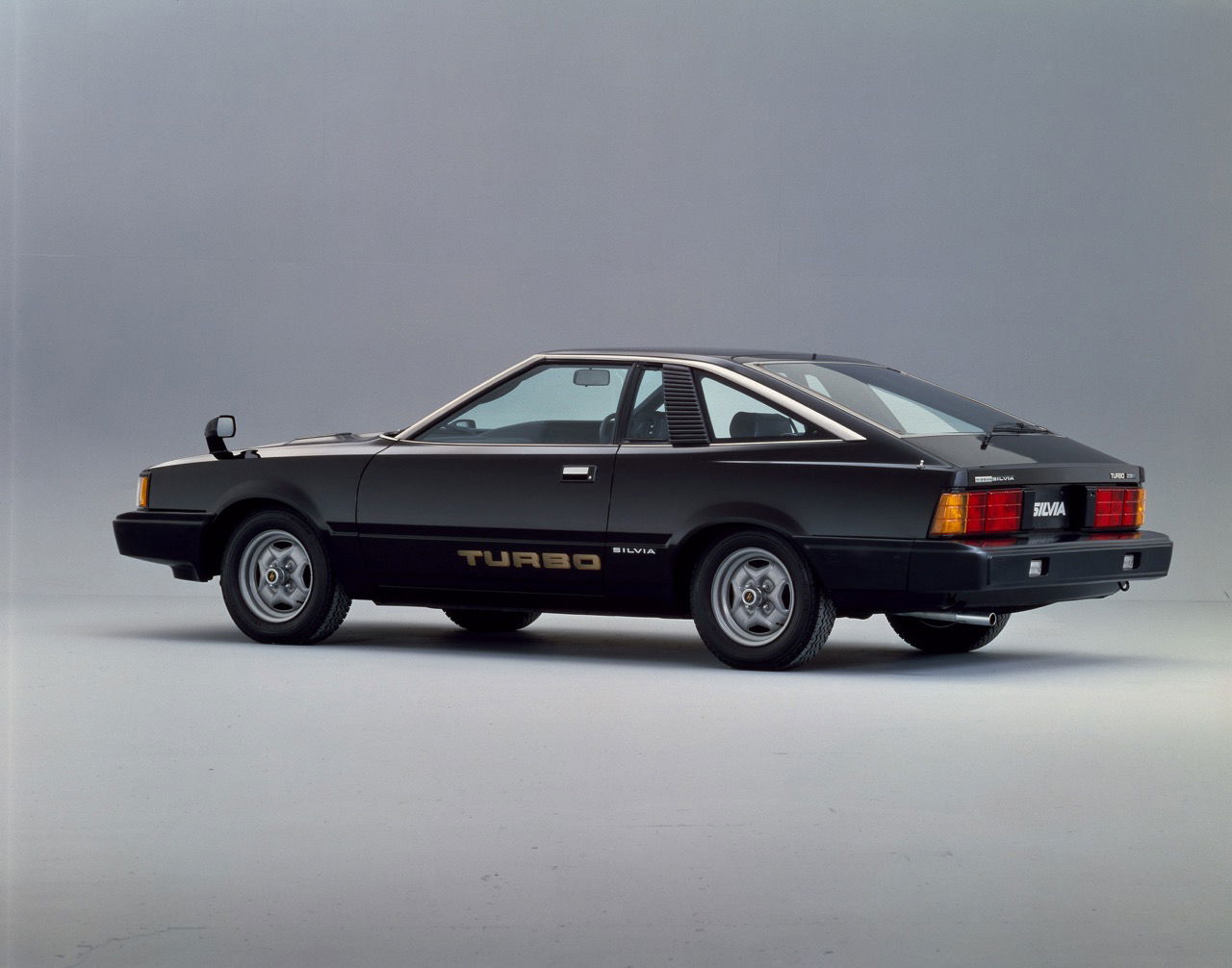 Perfil elegante del Nissan Silvia, clásico coupé japonés