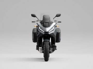 Honda NT1100, vista frontal que destaca su diseño y faros