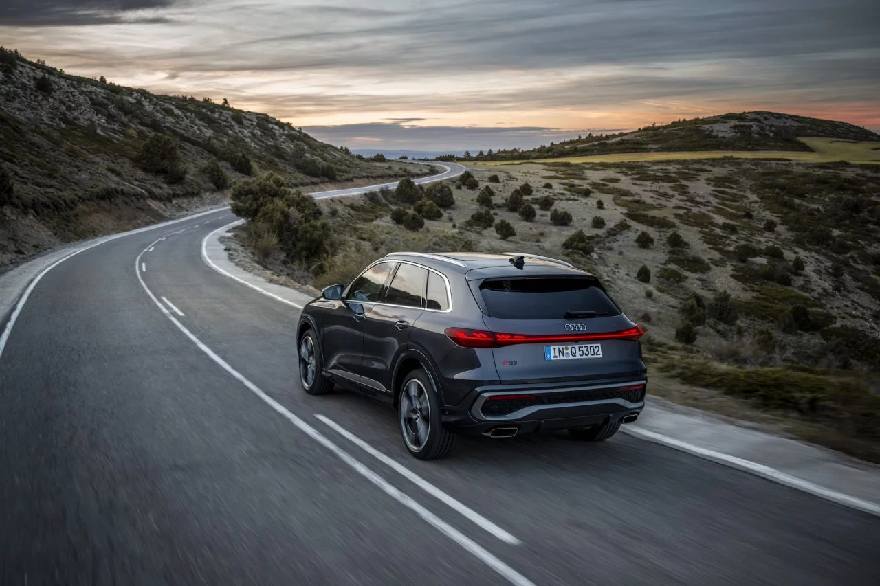 Vista en carretera del Audi Q5 2025 mostrando el diseño trasero y lateral.