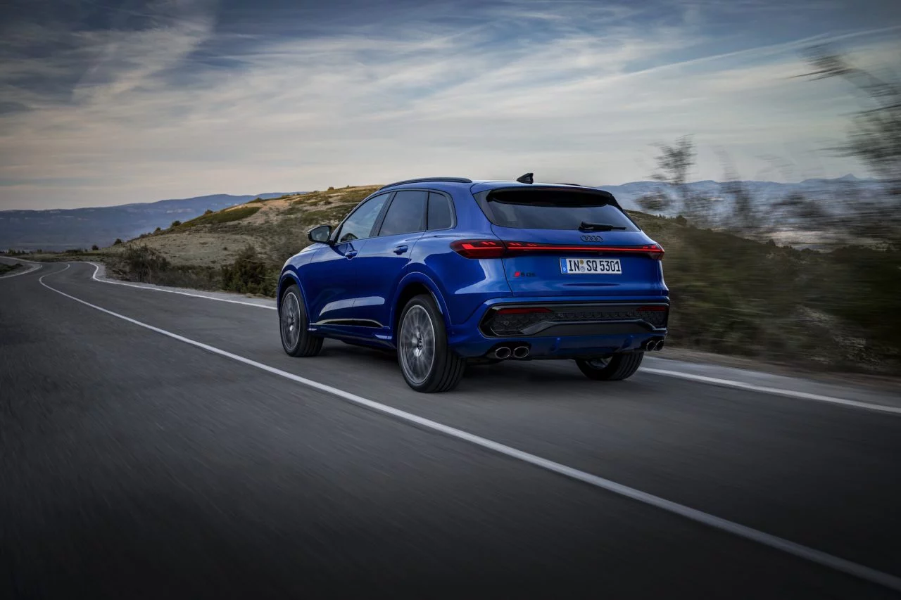 Vista dinámica del Audi Q5 2025, mostrando su robustez y elegancia en carretera.