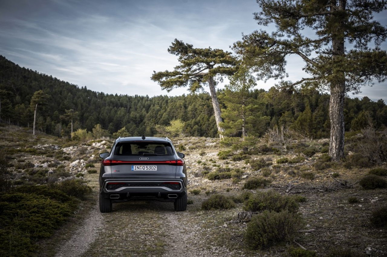 La silueta robusta del Audi Q5 2025 se fusiona con el entorno natural, resaltando su espíritu aventurero.