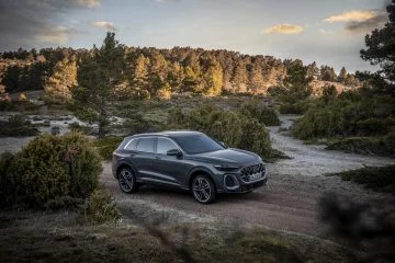 Vista lateral del nuevo Audi Q5 2025, muestra su elegante línea y presencia robusta.