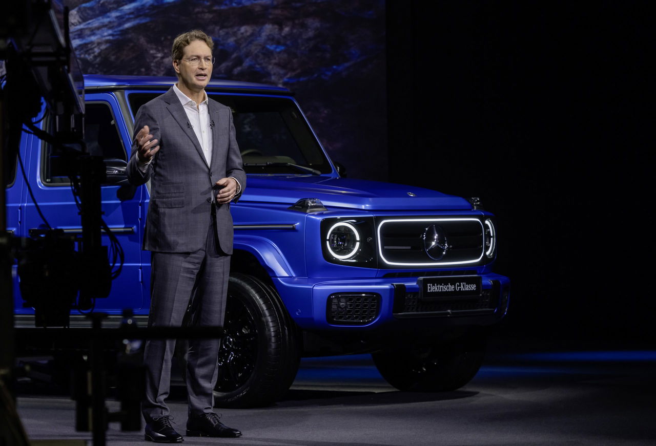 Ola Kallenius junto a un Mercedes-Benz Clase G en azul.