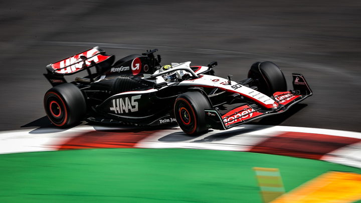 El monoplaza Haas F1 de Ollie Bearman en acción durante el GP de Baku