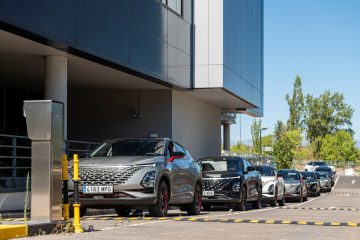 Vista lateral de la flota de la marca Omoda estacionada, destacando su diseño moderno