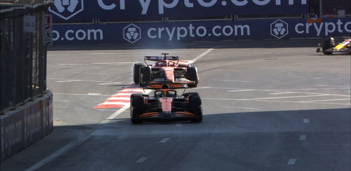 Oscar Piastri luchando rueda con rueda contra Charles Leclerc en el GP de Bakú