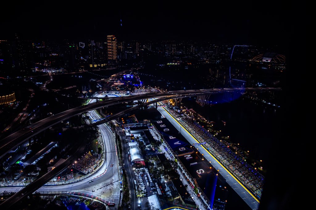 Vista aérea nocturna del circuito iluminado, resaltando la ejecución impecable de Norris en Singapur.