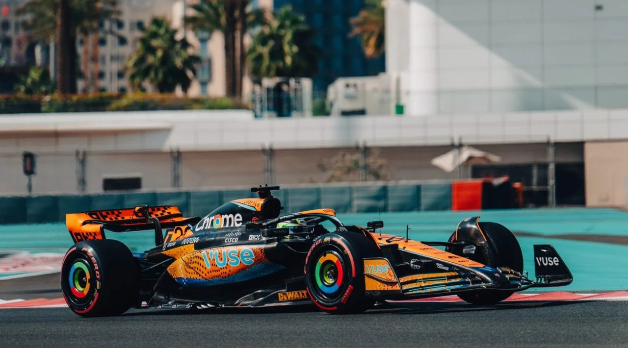 Patricio O'Ward al volante del McLaren IndyCar en entrenamientos.