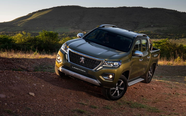 Vista angular del Peugeot Landtrek en entorno natural, demuestra robustez.