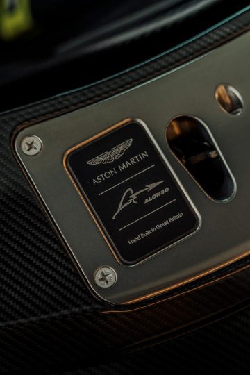 Placa conmemorativa del Aston Martin Valkyrie adquirido por Fernando Alonso.