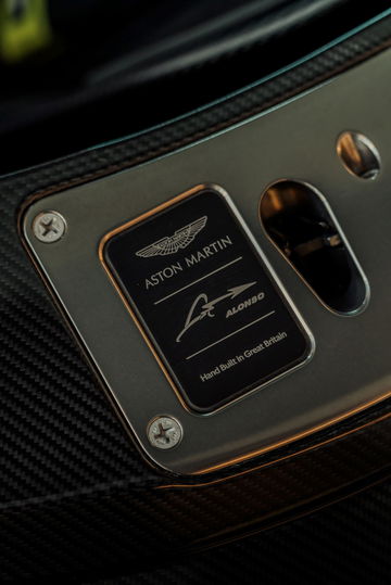 Placa conmemorativa del Aston Martin Valkyrie adquirido por Fernando Alonso.