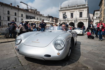 Vista frontal-lateral del icónico Porsche 550 en evento público