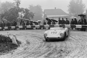 Porsche 550 en carrera histórica, joya clásica del automovilismo.