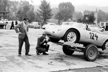 Vista lateral de un Porsche 550, vehículo con historia y valor único.