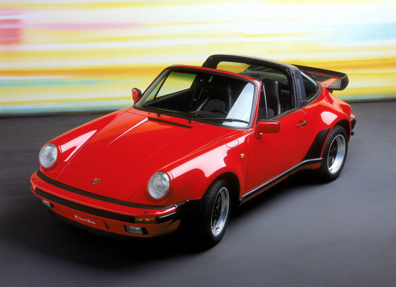 Icónico Porsche 911 en rojo vibrante, diseño que define una era