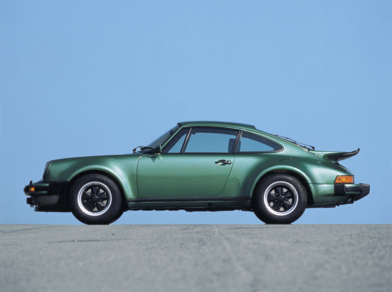 Perfil icónico del Porsche 911 clásico, en verde espectacular