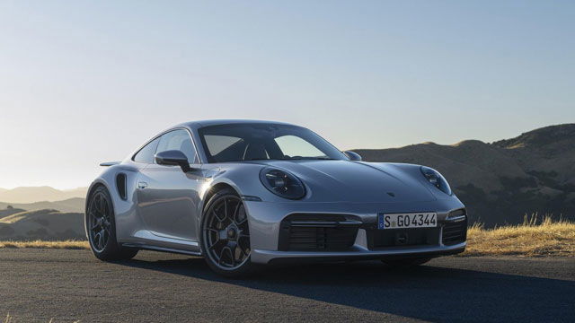 Vista lateral del Porsche 911 conmemorando 50 años de excelencia.