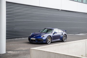 Vista lateral de un Porsche 911 Turbo evidenciando su diseño atemporal