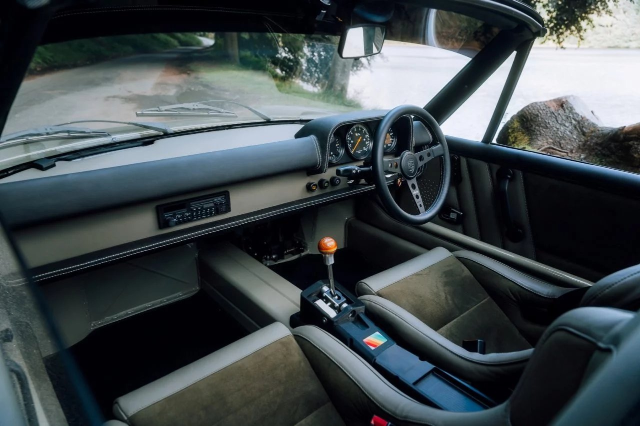 Vista interior del Porsche 914, destacando su cuidado diseño y ergonomía.