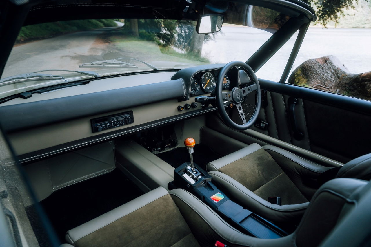 Vista interior del Porsche 914, destacando su cuidado diseño y ergonomía.