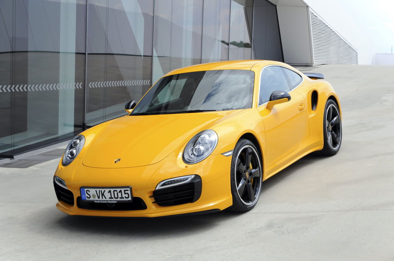 Vista lateral de un Porsche amarillo, diseño que evoca velocidad y deportividad.