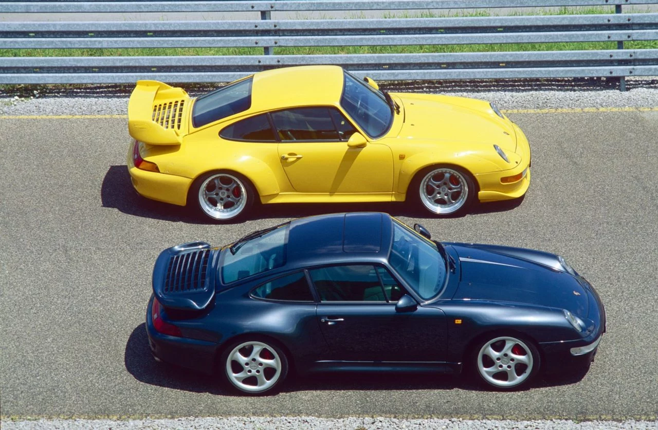 Doble toma de Porsche en pista, resaltando su diseño icónico.