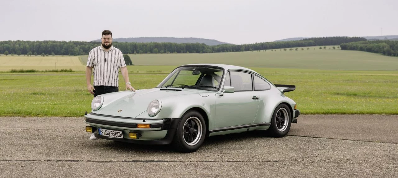 Vista lateral de un Porsche Turbo clásico en celebración de sus 50 años