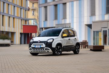 Vista dinámica del Fiat Panda Hybrid enfatizando su diseño compacto y urbano