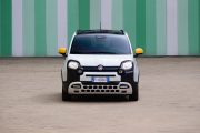 Vista frontal del Fiat Panda Hybrid, mostrando su diseño compacto y urbano