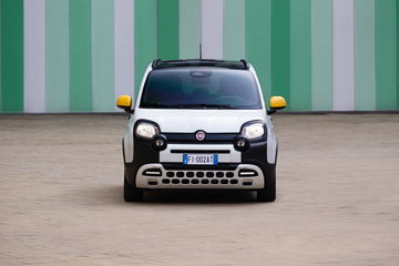 Vista frontal del Fiat Panda Hybrid, mostrando su diseño compacto y urbano