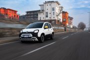 Imagen dinámica del Fiat Panda Hybrid mostrando su perfil en ambiente urbano.