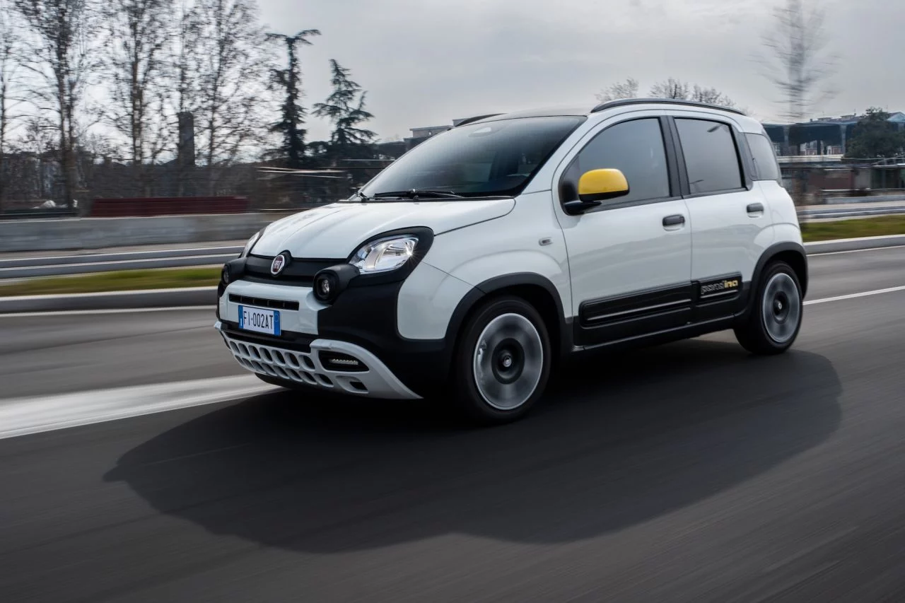 Vista lateral del Fiat Panda Hybrid en movimiento, reflejando su diseño urbano