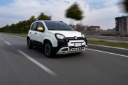 Vista dinámica del Fiat Panda Hybrid en acción, destacando su diseño compacto