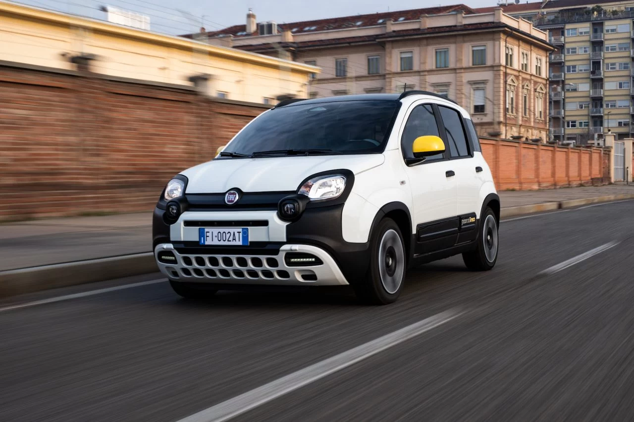 Vista dinámica en ciudad del Fiat Panda Hybrid con etiqueta ECO.