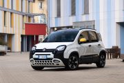 Vista del Fiat Panda Hybrid en ambiente urbano, realzando su diseño compacto y etiqueta ECO.