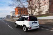 Vista dinámica del Fiat Panda Hybrid en entorno urbano