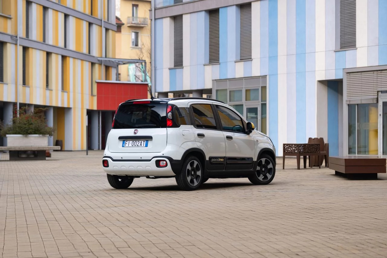 Vista lateral completa del Fiat Panda Hybrid en entorno urbano