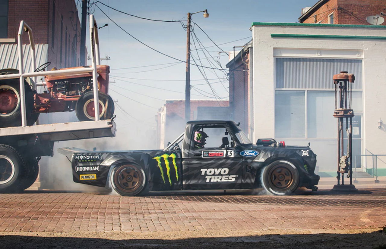 Un muscle car americano estilizado con librea de Hoonigan.