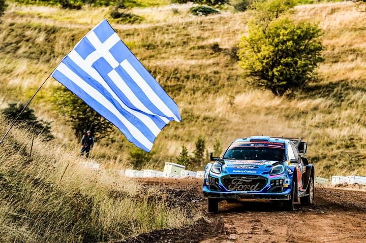 Ford en plena competencia en el Rally Acrópolis 2024, dinamismo y velocidad en terreno irregular.