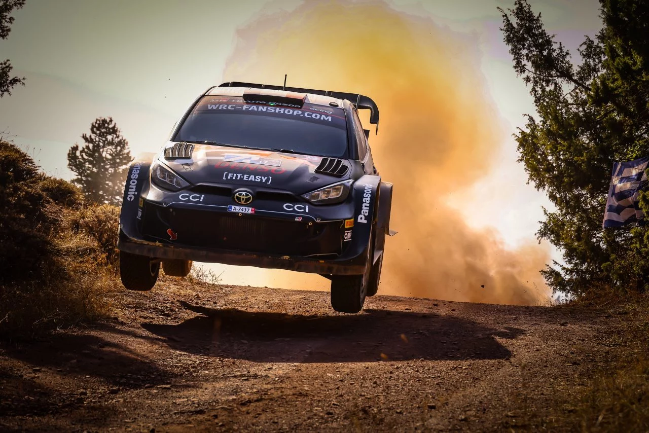 Toyota en acción en el Rally Acrópolis, mostrando su destreza en tramos de tierra.