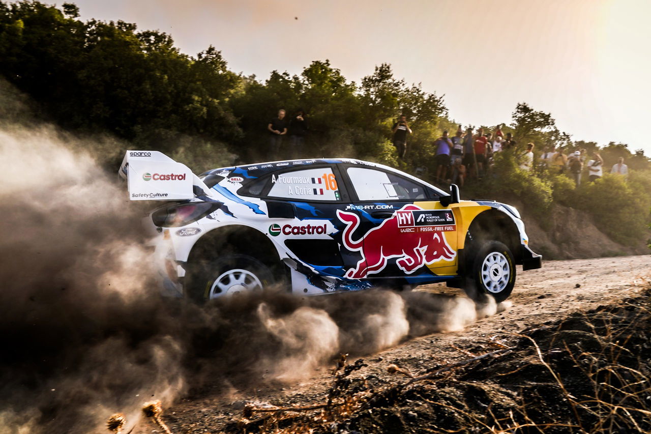 Sébastien Ogier dominando los terrenos del Acrópolis al volante de su Toyota.