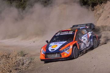 Hyundai i20 en plena competición, dominando las curvas del Rally Acrópolis.