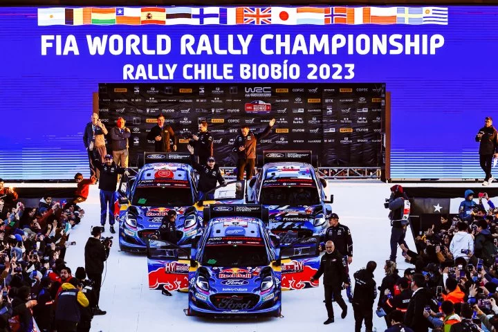 Vista de los coches de rally listos para competir en el Rally Chile 2024.