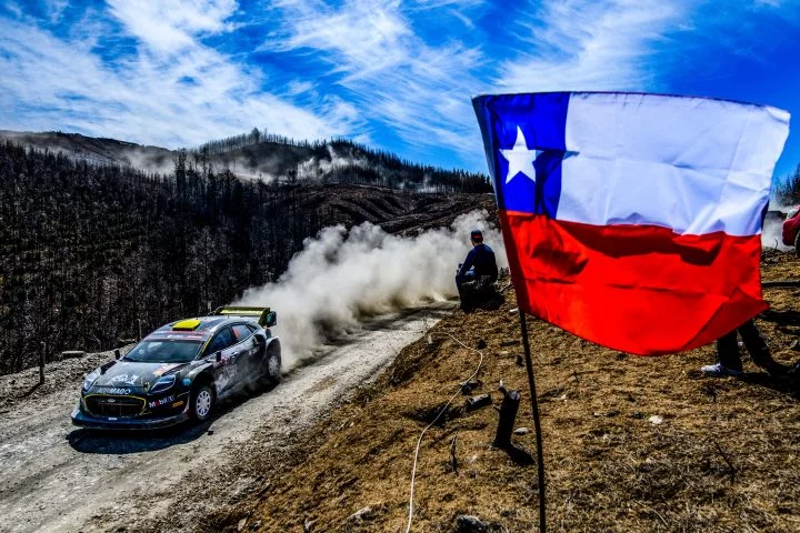 Coche de rally en acción durante previo al Rally de Chile 2024, muestra dinamismo y competencia.