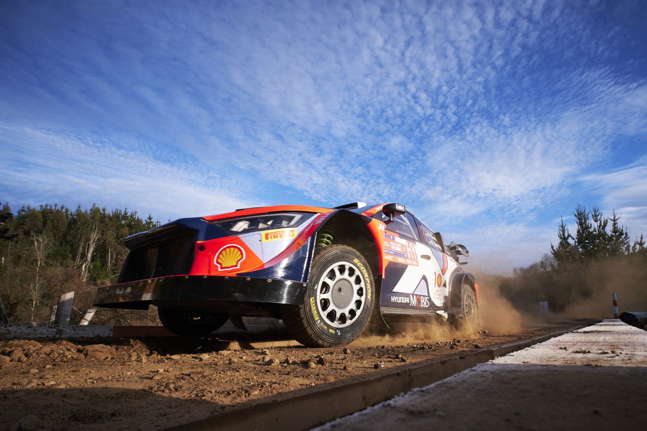 Elfyn Evans lidera en Chile tras problema de Ogier.