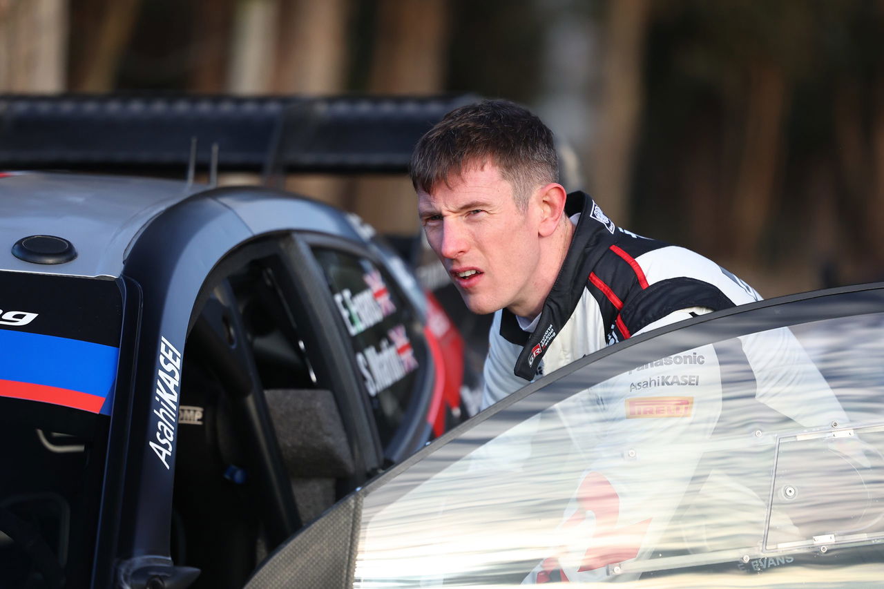 Elfyn Evans al lado de su coche en el Rally de Chile, listo para liderar.